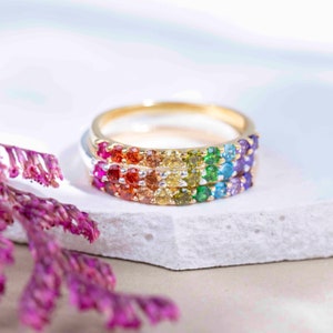 Regenbogen Pride Eternity Band, natürlicher Edelstein LGBTQ + halbes Eternity Band, Regenbogenband Ring, Regenbogen Braut, Pride Zubehör