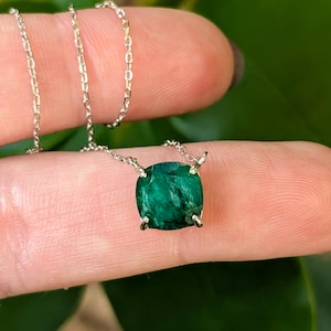 エメラルドネックレス、スクエア型ディープグリーンエメラルド3カラットネックレス、シルバーイエローゴールドとローズゴールドのタブレットカット、5月の誕生石