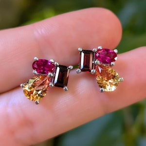 Jesienne kolczyki-sztyfty, minimalistyczne kolczyki na jesień, kolczyki z cytrynem, granatem i rubinem, przytulne jesienne kolczyki, 3 kamienie