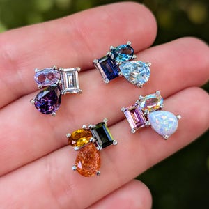 Elige tus propios pendientes de racimo, pendientes de botón minimalistas, pendientes de varios colores, pendientes de piedra de nacimiento, pendientes familiares, 3 piedras - The Tulia