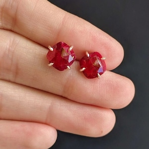 Boucles d'oreilles en rubis brut rouge vif, clous d'oreilles en rubis véritable rouge éclatant, boucles d'oreilles griffes en rubis, clous d'oreilles en rubis brut en argent et or, boucles d'oreilles en rubis brillant
