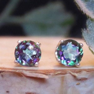 Boucles d'oreilles en alexandrite, boucles d'oreilles en alexandrite délicates, boucles d'oreilles en alexandrite violet et vert taillés en brillant, boucles d'oreilles à dos plat, clous à vis