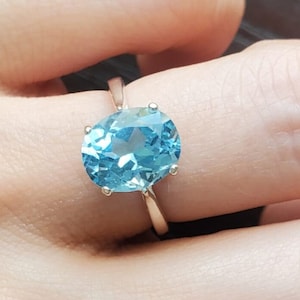 Anillo de aguamarina delicado, anillo de aguamarina redonda de talla brillante engastado en plata de ley, anillo apilable de aguamarina delicado, anillo de aguamarina