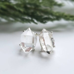 Herkimer diamanten oorbellen, Herkimer ruwe diamanten oorknopjes, zout-en-peper kristalpunt diamanten oorbellen, natuurlijk kristal, ruwe diamanten oorbellen