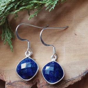 Rohe blaue Saphir Ohrringe, echte rohe dunkelblaue Saphire Ohrhänger, Saphir Ohrringe, Saphire Ohrringe, echte rohe blaue Saphire