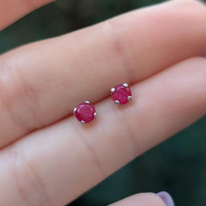 Piccoli orecchini con rubino grezzo da incastonare e dimenticare, perno da indossare ogni giorno, piercing per il 2° o 3° foro, pietra portafortuna di luglio in argento e oro immagine 12