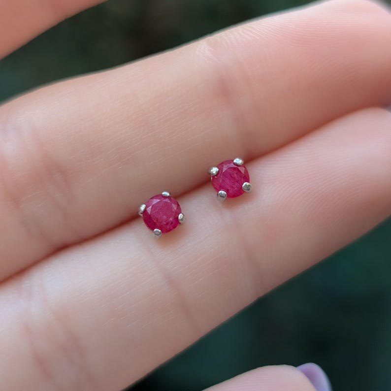 Piccoli orecchini con rubino grezzo da incastonare e dimenticare, perno da indossare ogni giorno, piercing per il 2° o 3° foro, pietra portafortuna di luglio in argento e oro immagine 12