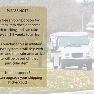 Op de afbeelding: Een geel en bruin bord met de tekst "PLEASE NOTE" en informatie over gratis verzendopties. Het bord staat voor een witte USPS-postwagen.