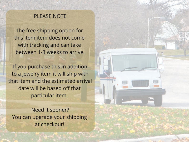 Op de afbeelding: Een geel en bruin bord met de tekst "PLEASE NOTE" en informatie over gratis verzendopties. Het bord staat voor een witte USPS-postwagen.