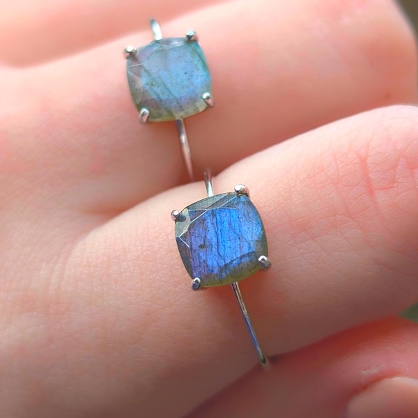 Anillo de labradorita, solitario de labradorita de corte cuadrado, de color azul, morado, naranja o amarillo, brillante, en plata, oro amarillo y oro rosa.