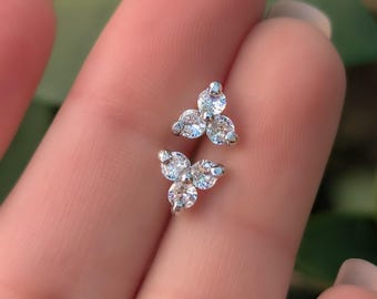 ホワイトサファイアのトライクラスターイヤリング、天然ラウンドサファイアスタッド、ホワイトサファイアのユニークなイヤリング、本物の小さなサファイアスタッド、ホワイトスタッド