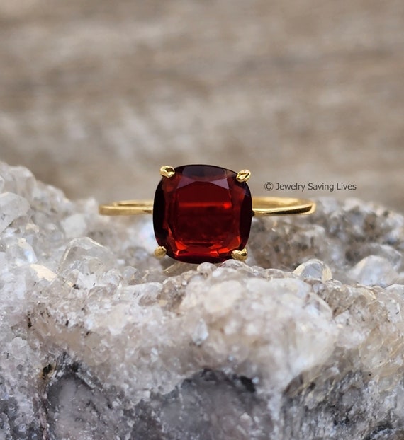 wanted to share a picture of the garnet ring I was gifted early for  Christmas : r/jewelers