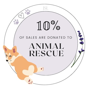 Peut inclure: Graphique circulaire avec un fond violet clair, repr&eacute;sentant un chien corgi de dessin anim&eacute; et le texte "10% des ventes sont revers&eacute;es &agrave; la protection animale". Le design comprend des empreintes de pattes, un c&oelig;ur et des brins de lavande.