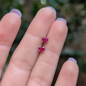 Piccoli orecchini con rubino grezzo da incastonare e dimenticare, perno da indossare ogni giorno, piercing per il 2° o 3° foro, pietra portafortuna di luglio in argento e oro immagine 14