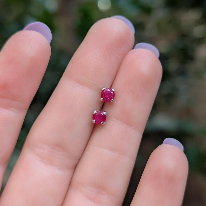 Piccoli orecchini con rubino grezzo da incastonare e dimenticare, perno da indossare ogni giorno, piercing per il 2° o 3° foro, pietra portafortuna di luglio in argento e oro immagine 14