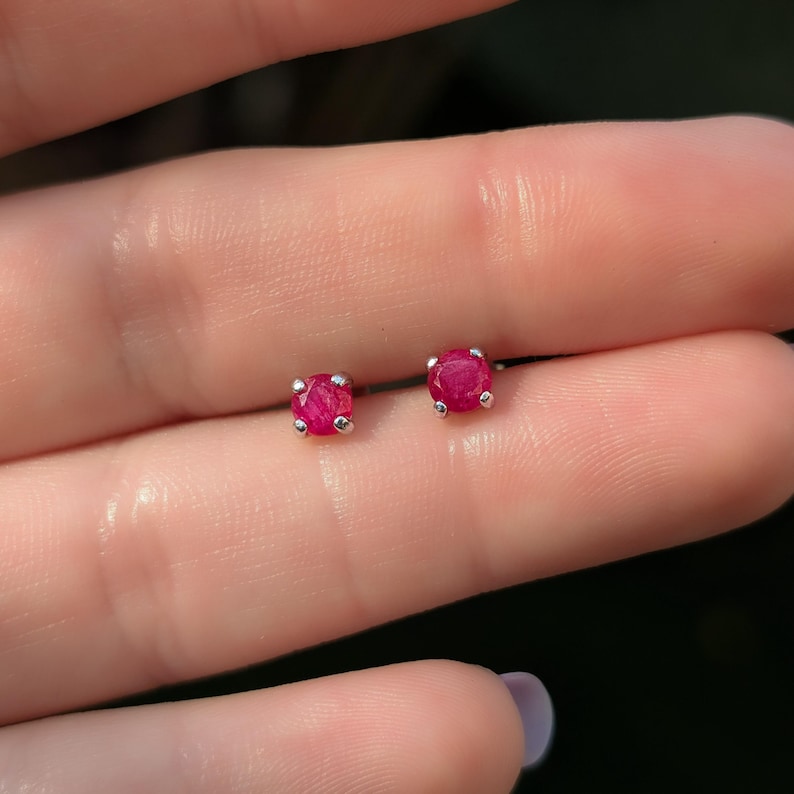 Piccoli orecchini con rubino grezzo da incastonare e dimenticare, perno da indossare ogni giorno, piercing per il 2° o 3° foro, pietra portafortuna di luglio in argento e oro immagine 2