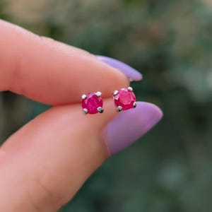 Piccoli orecchini con rubino grezzo da incastonare e dimenticare, perno da indossare ogni giorno, piercing per il 2° o 3° foro, pietra portafortuna di luglio in argento e oro immagine 8