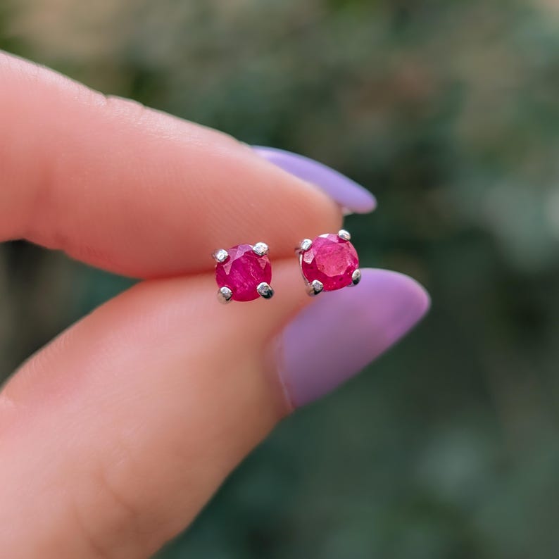 Piccoli orecchini con rubino grezzo da incastonare e dimenticare, perno da indossare ogni giorno, piercing per il 2° o 3° foro, pietra portafortuna di luglio in argento e oro immagine 8