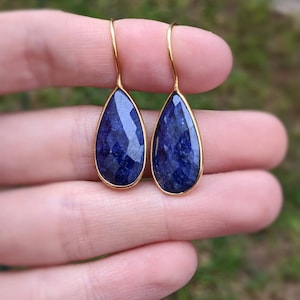 Große tropfen saphir ohrringe, roh saphir ohrringe, blaue saphir ohrringe, saphir ohrringe, saphir und gold