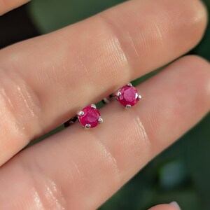 Piccoli orecchini con rubino grezzo da incastonare e dimenticare, perno da indossare ogni giorno, piercing per il 2° o 3° foro, pietra portafortuna di luglio in argento e oro immagine 7
