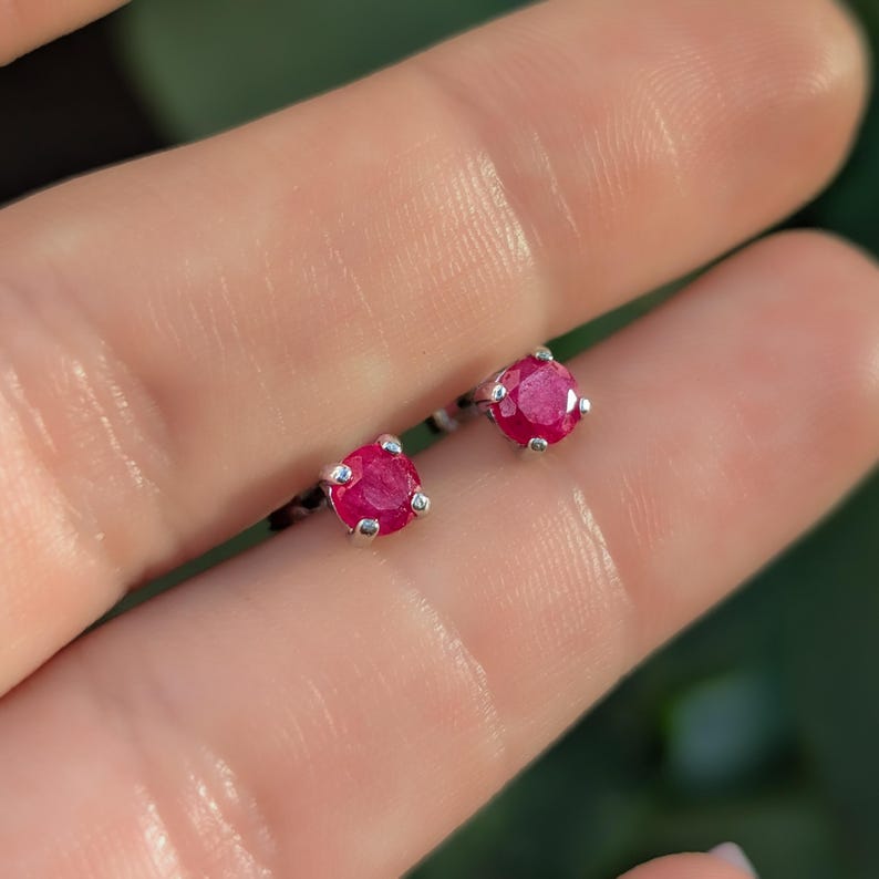 Piccoli orecchini con rubino grezzo da incastonare e dimenticare, perno da indossare ogni giorno, piercing per il 2° o 3° foro, pietra portafortuna di luglio in argento e oro immagine 7