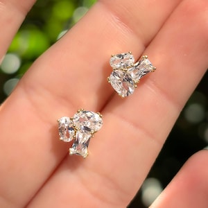 Pendientes de 3 piedras con diamantes de laboratorio, exclusivos pendientes de diamantes para boda, plata y oro amarillo - The Elia