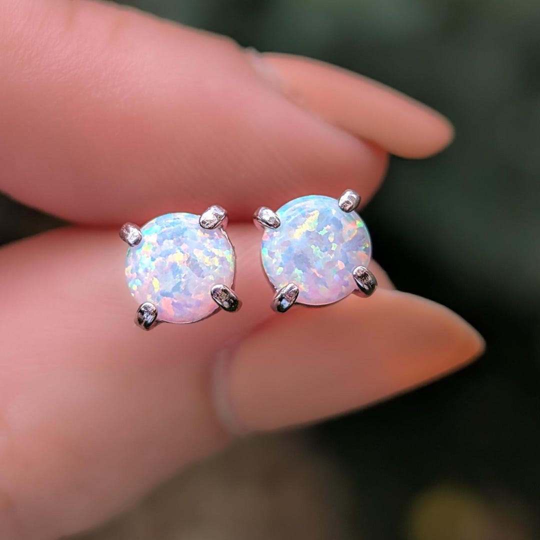 Boucles D'oreilles Plaqué Or Blanc Avec Opale De Feu Blanche Et Zircons - Très Belles, Neuves Sans écrin