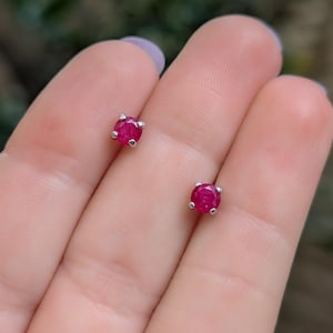 Piccoli orecchini con rubino grezzo da incastonare e dimenticare, perno da indossare ogni giorno, piercing per il 2° o 3° foro, pietra portafortuna di luglio in argento e oro immagine 10
