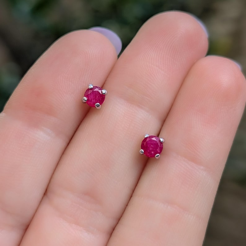 Piccoli orecchini con rubino grezzo da incastonare e dimenticare, perno da indossare ogni giorno, piercing per il 2° o 3° foro, pietra portafortuna di luglio in argento e oro immagine 10