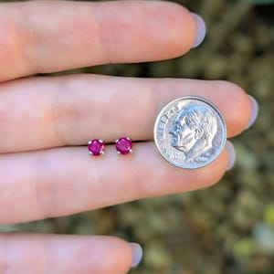 Piccoli orecchini con rubino grezzo da incastonare e dimenticare, perno da indossare ogni giorno, piercing per il 2° o 3° foro, pietra portafortuna di luglio in argento e oro immagine 9