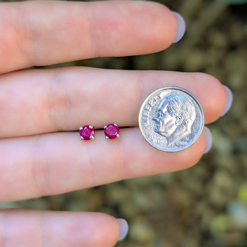 Piccoli orecchini con rubino grezzo da incastonare e dimenticare, perno da indossare ogni giorno, piercing per il 2° o 3° foro, pietra portafortuna di luglio in argento e oro immagine 9