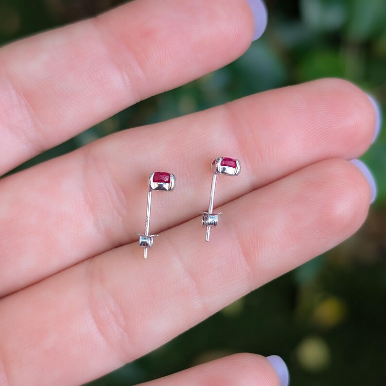 Piccoli orecchini con rubino grezzo da incastonare e dimenticare, perno da indossare ogni giorno, piercing per il 2° o 3° foro, pietra portafortuna di luglio in argento e oro immagine 11