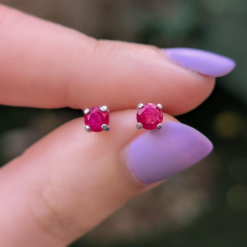 Piccoli orecchini con rubino grezzo da incastonare e dimenticare, perno da indossare ogni giorno, piercing per il 2° o 3° foro, pietra portafortuna di luglio in argento e oro immagine 5