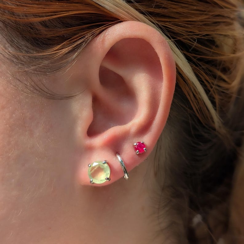 Piccoli orecchini con rubino grezzo da incastonare e dimenticare, perno da indossare ogni giorno, piercing per il 2° o 3° foro, pietra portafortuna di luglio in argento e oro immagine 4