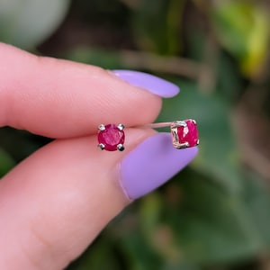 Piccoli orecchini con rubino grezzo da incastonare e dimenticare, perno da indossare ogni giorno, piercing per il 2° o 3° foro, pietra portafortuna di luglio in argento e oro immagine 6