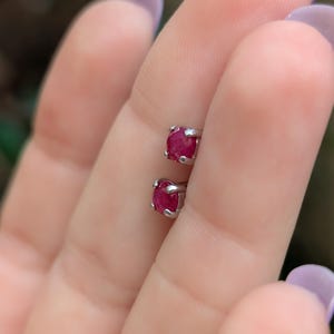 Piccoli orecchini con rubino grezzo da incastonare e dimenticare, perno da indossare ogni giorno, piercing per il 2° o 3° foro, pietra portafortuna di luglio in argento e oro immagine 13