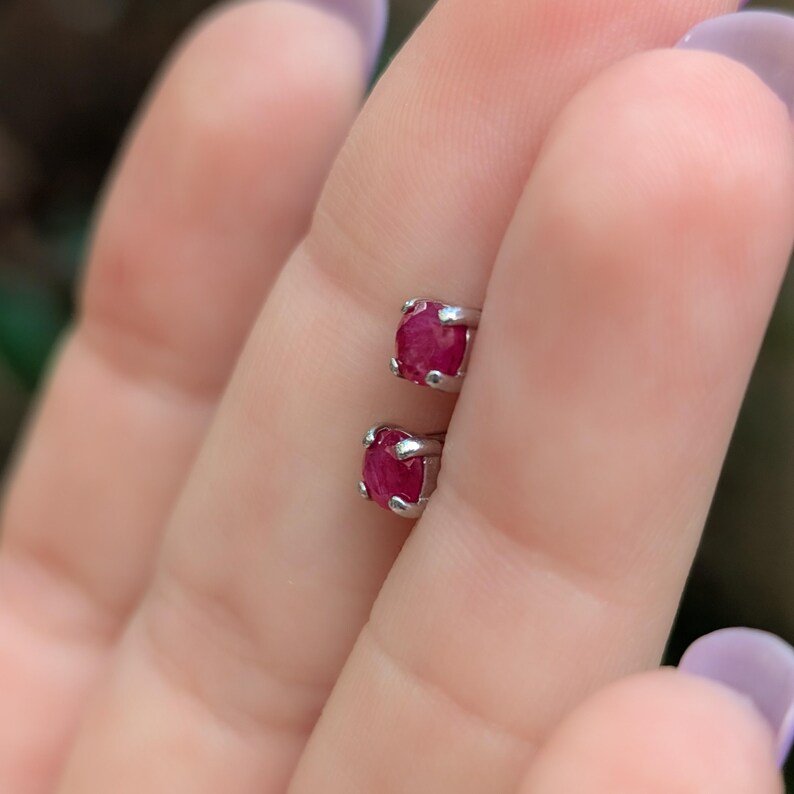 Piccoli orecchini con rubino grezzo da incastonare e dimenticare, perno da indossare ogni giorno, piercing per il 2° o 3° foro, pietra portafortuna di luglio in argento e oro immagine 13