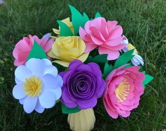 Bouquet de fleurs en papier fait main : roses, pivoines et marguerites