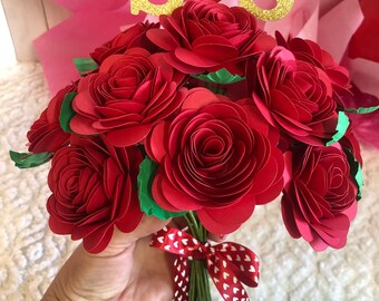 Bouquet de fleurs en papier roses rouges, initiales personnalisées, fleurs de la Saint-Valentin, cadeau pour amoureux, cadeau initiales, cadeau pour couple, je t'aime