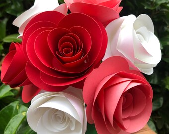 Bouquet de roses et de fleurs en papier : cadeau fait main en papier cartonné