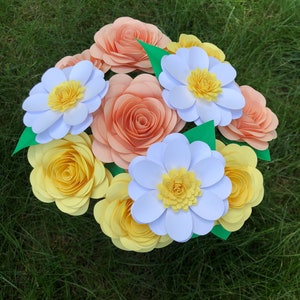 Bouquet di fiori di carta, Bouquet di carta, piccolo bouquet floreale, rose, margherite, colori a scelta, composizione floreale di carta "The Daisy Mae"