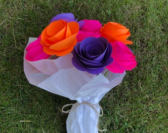 Bouquet de fleurs en papier : 12 roses roulées, couleurs personnalisées