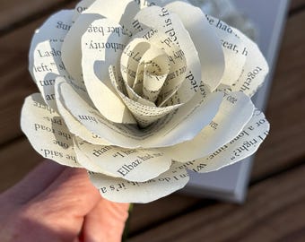 Page de livre faite main rose avec tige : cadeau littéraire, décoration de livre