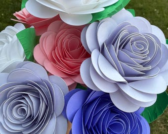 Bouquet de fleurs en papier fait main : rosaces colorées, décoration de chambre d'enfant