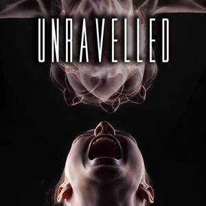 Può includere: Una donna urla a bocca aperta, guardando la telecamera. La parola "UNRAVELLED" è scritta in lettere bianche sopra la sua testa. Il testo "A FILM BY MICHELE GREY HARTSOE" è scritto in lettere bianche nella parte inferiore dell'immagine.