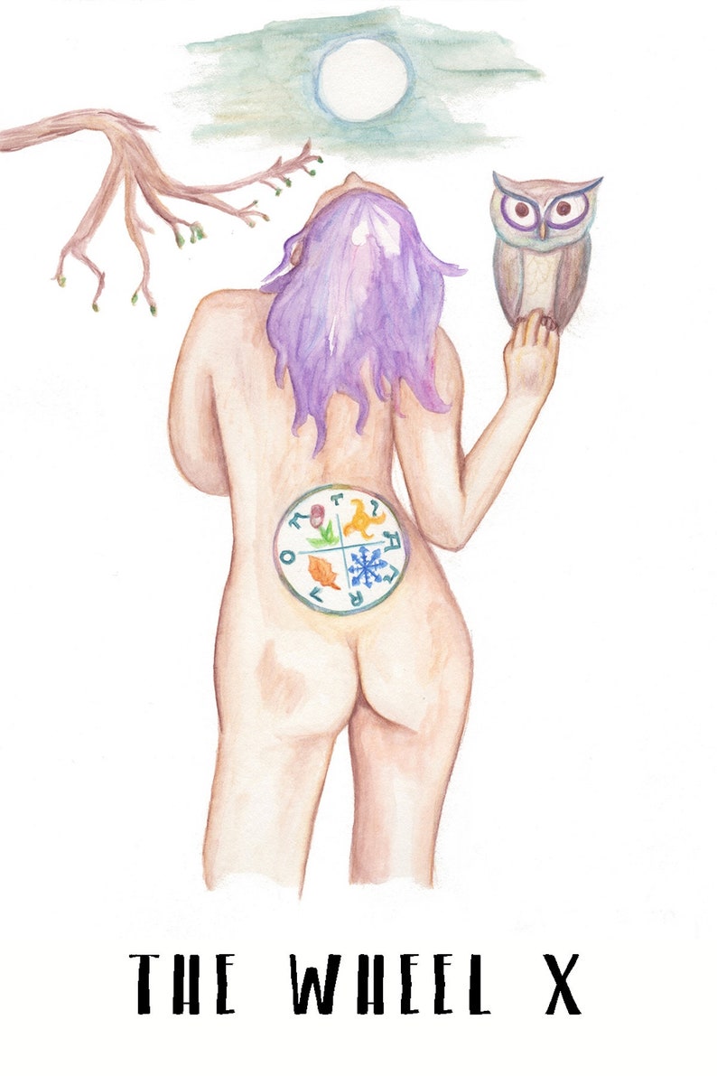 Pu&ograve; includere: Dipinto ad acquerello di una persona nuda con i capelli viola, di spalle allo spettatore. La persona tiene un gufo nella mano destra. Una ruota con le quattro stagioni &egrave; tatuata sulla sua schiena. Il testo "THE WHEEL X" &egrave; scritto sotto la persona.