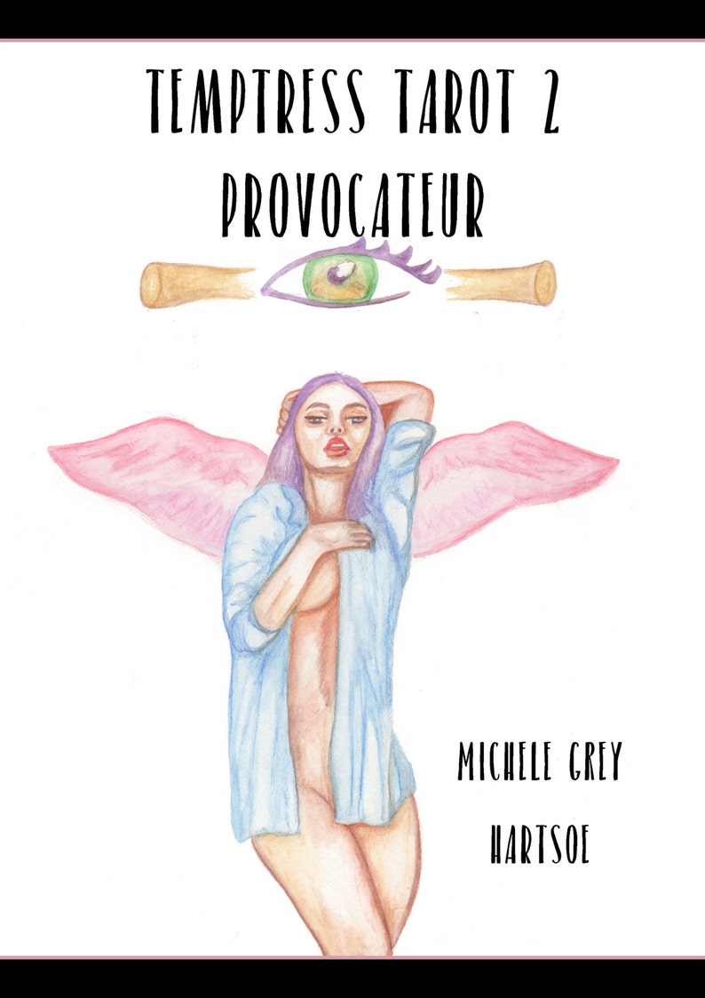 Pu&ograve; includere: Un'illustrazione ad acquerello di una donna con ali rosa, che indossa una camicia blu chiaro e capelli viola. La donna sta guardando lo spettatore. L'immagine ha il testo "TEMPTress TAROT 2 PROVOCATEUR" e "MICHELE GREY HARTSOE" nella parte superiore e inferiore dell'immagine.