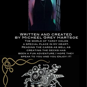 Pu&ograve; includere: Un'illustrazione in bianco e nero di una donna con una testa piena di intricati motivi a spirale. Il testo "WRITTEN AND CREATED BY MICHEEL GREY HARTSOE" &egrave; in cima all'immagine. Il mondo dei tarocchi occupa un posto speciale nel mio cuore. Leggere le carte e creare i mazzi &egrave; stata un'avventura divertente. Spero che ti parlino e che tu ti diverta!"