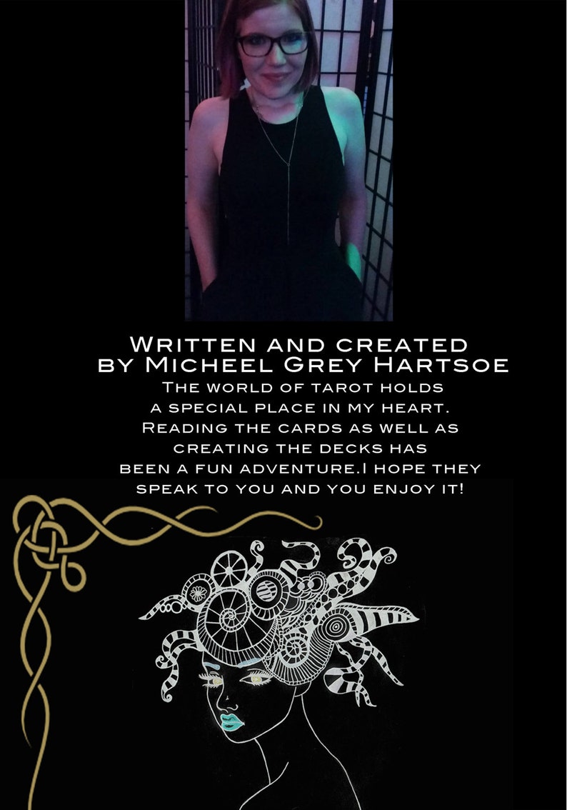 Pu&ograve; includere: Un'illustrazione in bianco e nero di una donna con una testa piena di intricati motivi a spirale. Il testo "WRITTEN AND CREATED BY MICHEEL GREY HARTSOE" &egrave; in cima all'immagine. Il mondo dei tarocchi occupa un posto speciale nel mio cuore. Leggere le carte e creare i mazzi &egrave; stata un'avventura divertente. Spero che ti parlino e che tu ti diverta!"