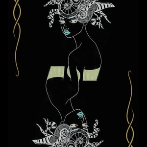 Pu&ograve; includere: Un'illustrazione in bianco e nero di una donna con la testa piena di intricati motivi a spirale. Il viso della donna &egrave; visibile, con occhi azzurri e una bocca blu chiaro. Lo sfondo &egrave; nero con un bordo decorativo dorato.
